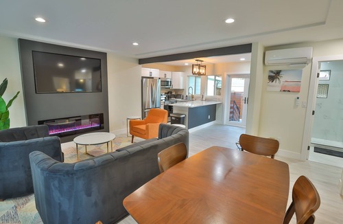 Pacific Beach House | Pacific Beach Grand Villa HotTub &Tub Swing Bed Grill Parking AC Outdoor Shower