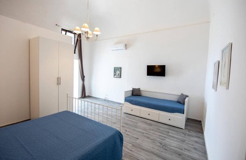 Boscoreale Bed & Breakfast | Palazzo d'Aquino - Family Room with Bathroom