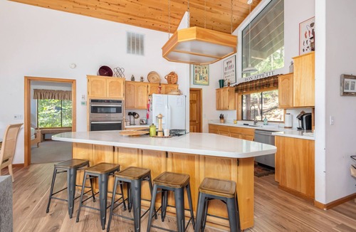 Arnold Cabin | PEBBLE BEACH CLUB - ACCESS TO SNOWFLAKE LODGE REC