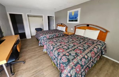 Ridgecrest Hotel | Perfect Stay - Two Rooms with Queen Beds + Near Downtown Dining