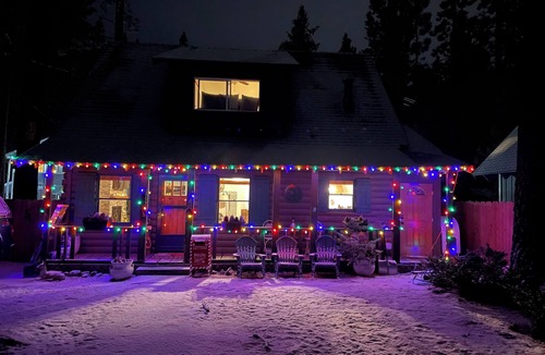 Al Tahoe Cabin | Pet Friendly Cabin, HotTub, Bikes, Kayaks, Gameroom, @ the Lake close to Skiing!