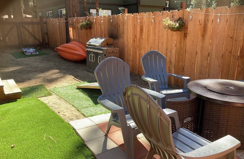 Al Tahoe Cabin | Pet Friendly Cabin, HotTub, Bikes, Kayaks, Gameroom, @ the Lake close to Skiing!
