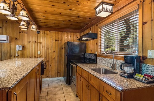 Bass Lake Hotel | Pet-Friendly Chalet with Breakfast (Select Stays) Near Bass Lake & Scenic Trails