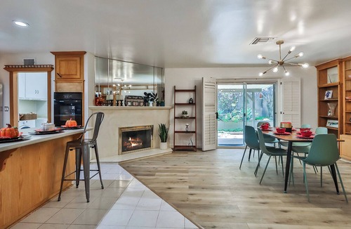 West Hills House | Pet Friendly Home Wifi minutes to Calabasas, Malibu, Lax, Topanga Mall UCLA West