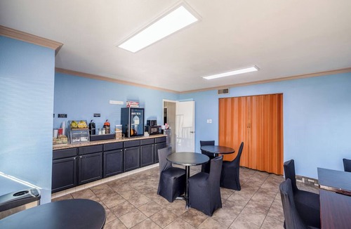 Barstow Hotel | Pet-Friendly Junior Room Queen Bed w/Retro Atmosphere - Enjoy 66 Route Charm