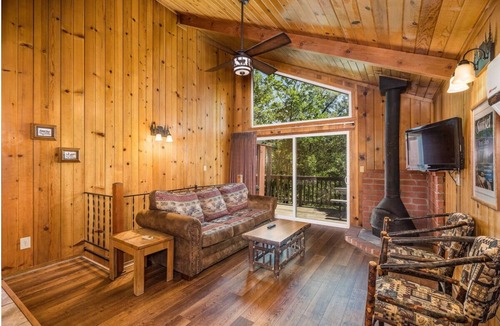 Bass Lake Hotel | Pet-Friendly Retreat w/Breakfast (Select Stays) Steps from Bass Lake Adventure