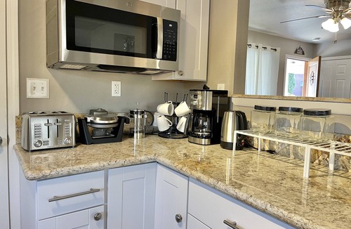 Redding House | Pineland Getaway, 4 Queen + 2 Twin ~ Central location