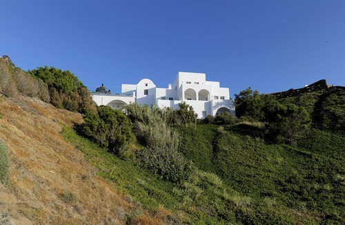 Kamari Villa | PRESIDENTIAL VILLA exudes the tranquility and allure of a Cycladic oasis.