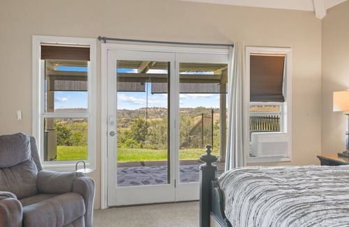 Newcastle Resort | Private Auburn Pool & Spa Retreat Sleeps 10+ Dogs Sunsets Wineries