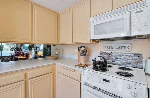 Palm Springs Condo | Private condo in South PS + Tennis Courts, Near Golf Course, Grocery & Restauran