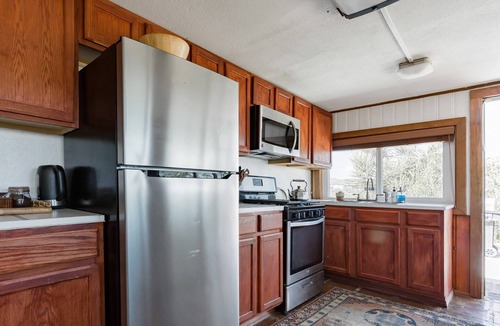 Yucca Valley Cottage | Private desert cabin with hot tub & breathtaking views near Joshua Tree. Relax under starry skies, cook in the spacious kitchen, or explore nearby Pioneertown, La Copine, and endless desert trails.