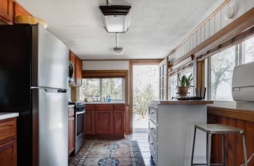 Yucca Valley Cottage | Private desert cabin with hot tub & breathtaking views near Joshua Tree. Relax under starry skies, cook in the spacious kitchen, or explore nearby Pioneertown, La Copine, and endless desert trails.