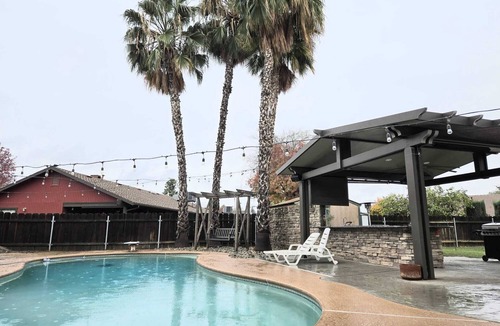 Hanford Apartment | Private Guest Unit with Exclusive Yard, Fire Pit, Pool & Grill – North Hanford