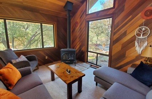 Three Rivers House | Private house close to Sequoia National Park with pool and private river access