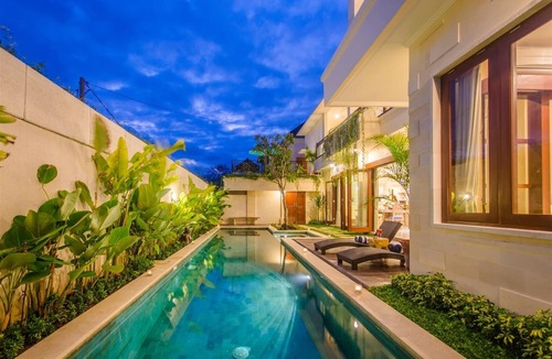 Dewi Sri Villa | Private Pool, Lush Greenery, Walk Distance to Beach, Fit for Large Group of 15!!