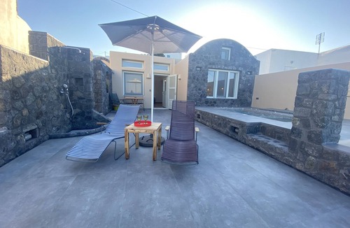 Vourvoulos Villa | Private villa with jaccuzzi two minutes walking from caldera area