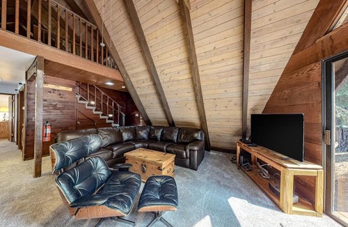 Tahoe Paradise House | Quiet A-frame cabin near town with forest views & high-speed WiFi - dog-friendly