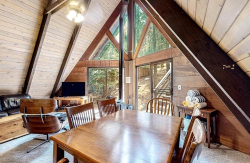Tahoe Paradise House | Quiet A-frame cabin near town with forest views & high-speed WiFi - dog-friendly