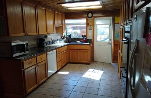 Bijou Pines Cabin | Rae's Cabin - Perfect 3 bedroom 2 bath family vacation spot.nWalk to the lake