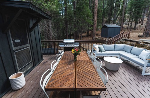 North Wawona House | Rare Stay Inside Yosemite NP: Luxury Cabin with Hot Tub, A/C, Wi-Fi