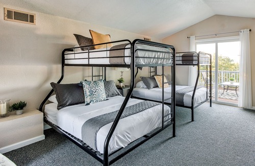 Redding House | Redding Multi-Family Retreat w/Mt. Shasta Views