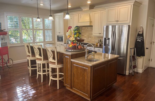 King City House | Relaxing getaway with stunning views - private grill, jacuzzi & pool