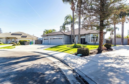 Rosedale House | Relaxing Pool and Spa Beautiful NW Bakersfield