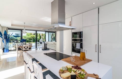 El Paraiso Villa | Remarkable 5 BDRM Villa Heated POOL & GYM