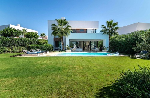 El Paraiso Villa | Remarkable 5 BDRM Villa Heated POOL & GYM