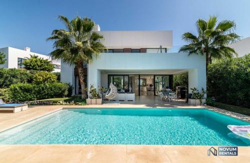 El Paraiso Villa | Remarkable 5-BDRM Villa - Heated POOL & GYM