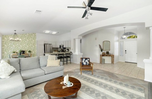 Greenacres House | Revitalizing 3 Bedroom Home in Bakersfield with Pool and Wi-fi