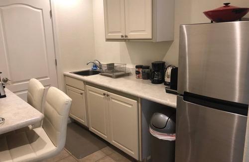Lake Redding Apartment | River Retreat Luxury King Studio with Jacuzzi bath, walkers paradise,near river.