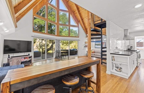 Cloverdale House | Riverfront Escape in North Alexander Vly, 3BR/2BA, hot tub, bbq, bocce ball