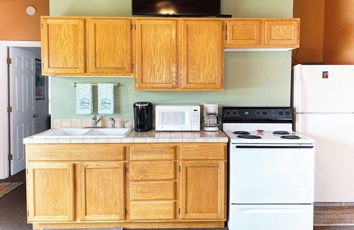 Klamath House | Riverview Clean and Cozy Home by the River - upstairs above office