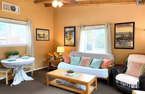 Klamath House | Riverview Clean and Cozy Home by the River - upstairs above office