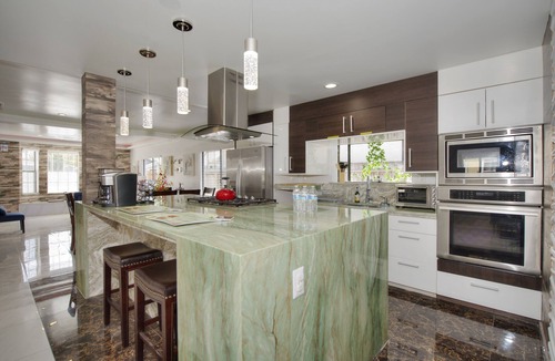 Burbank House | Romantic 5bd/3ba Single Family House, Central Silicon Valley!