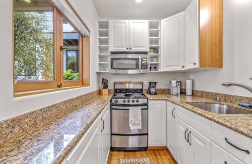 Northeast Carmel House | Romantic Carmel Garden Retreat for 2 Near Beach