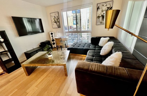 Los Angeles Condo | Romantic Luxury Condo w/Washer & Dryer