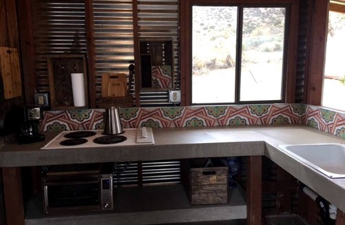 Yucca Valley House | Romantic Yucca Valley Cabin with Hot Tub