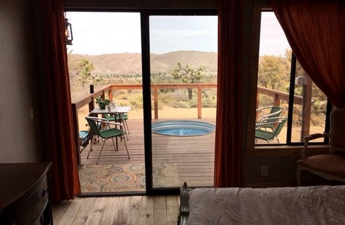 Yucca Valley House | Romantic Yucca Valley Cabin with Hot Tub
