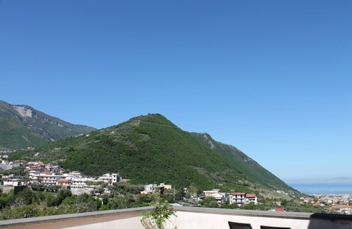 Gragnano Apartment | Room 'Positano Con Vista Montagna' with Shared Terrace, Shared Garden and Wi-Fi