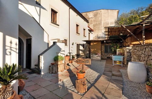 Gragnano Apartment | Room 'Positano Con Vista Montagna' with Shared Terrace, Shared Garden and Wi-Fi