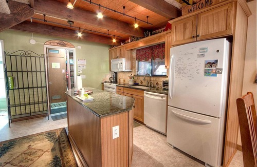 Al Tahoe Cabin | Rustic Pet-Friendly Cabin with Hot-Tub Ideal For Skiing and Enjoying the South Lake Tahoe Landscape in California
