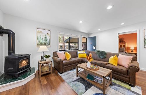 Tahoe Vista House | Sandy Cove on the North Shore -Lakeside Cottage with Pier Beach, and HOA Amenities