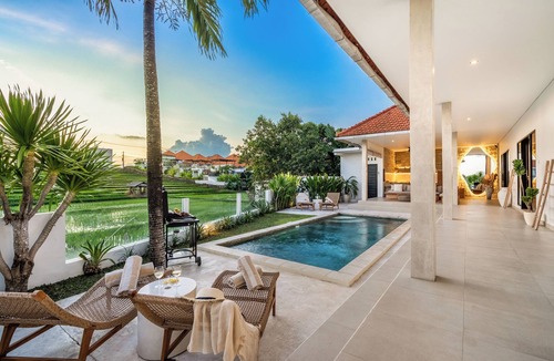 Pererenan Villa | Santorini Sunset Elegant 4BR Large Pool, Cinema, Rice views