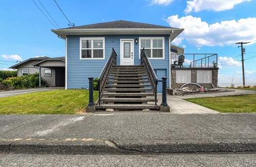 Crescent City House | Seaside Vacation Rental Fantastic Ocean and Battery Point light House veiws