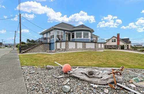 Crescent City House | Seaside Vacation Rental Fantastic Ocean and Battery Point light House veiws