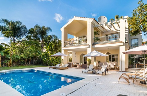 El Paraiso Villa | Secluded Beachside Family Villa on New Golden Mile