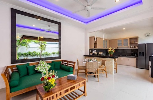 Seminyak Villa | Seminyak lush tropical paradise close to Eatstreet