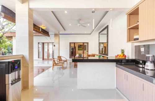 Seminyak Villa | Seminyak lush tropical paradise close to Eatstreet